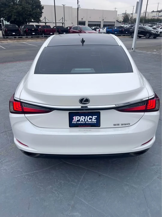 2019 Lexus ES 7th Gen - Image 4 of 11