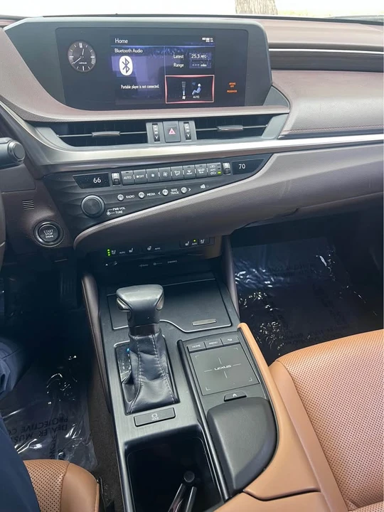2019 Lexus ES 7th Gen - Image 10 of 11