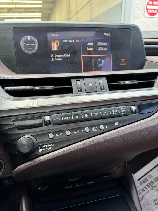 2019 Lexus ES 7th Gen - Image 16 of 18