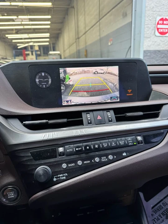 2019 Lexus ES 7th Gen - Image 15 of 18