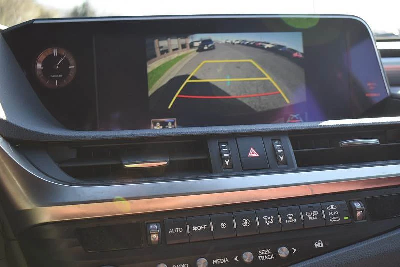 2019 Lexus ES 7th Gen - Image 10 of 12
