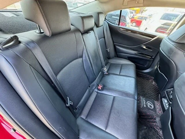 2019 Lexus ES 7th Gen - Image 18 of 19