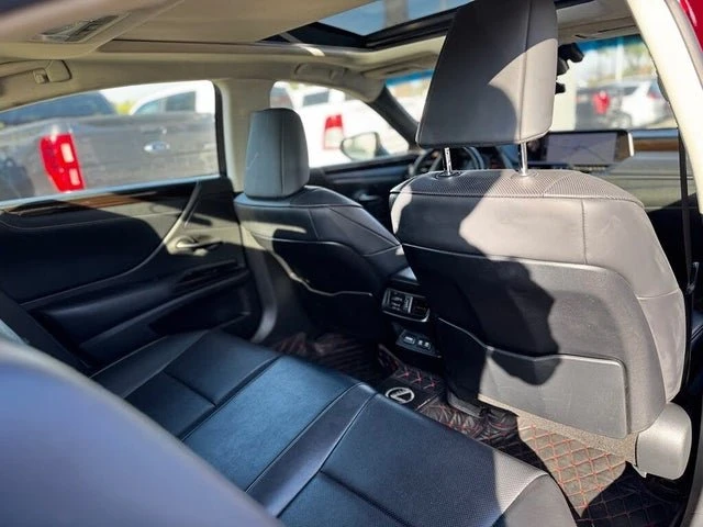 2019 Lexus ES 7th Gen - Image 15 of 19