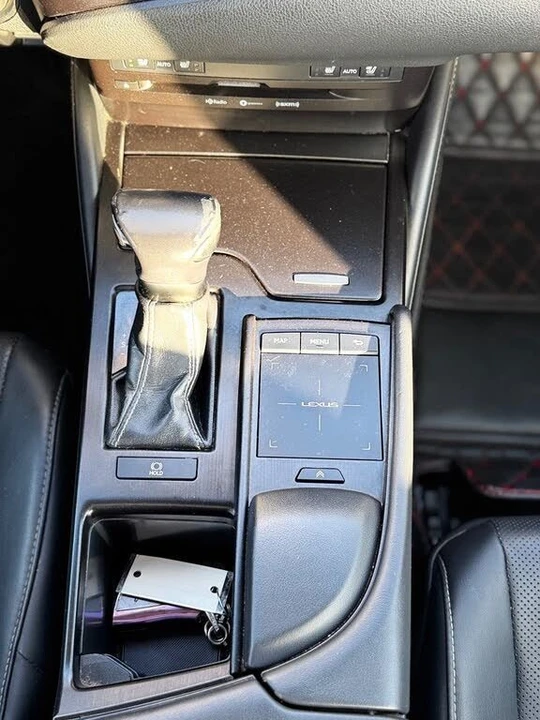 2019 Lexus ES 7th Gen - Image 12 of 19