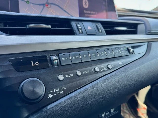 2019 Lexus ES 7th Gen - Image 17 of 19