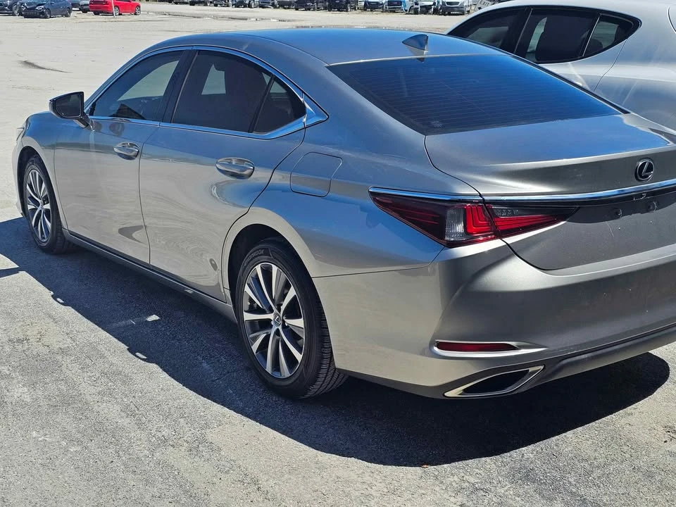 2019 Lexus ES 7th Gen - Image 10 of 10