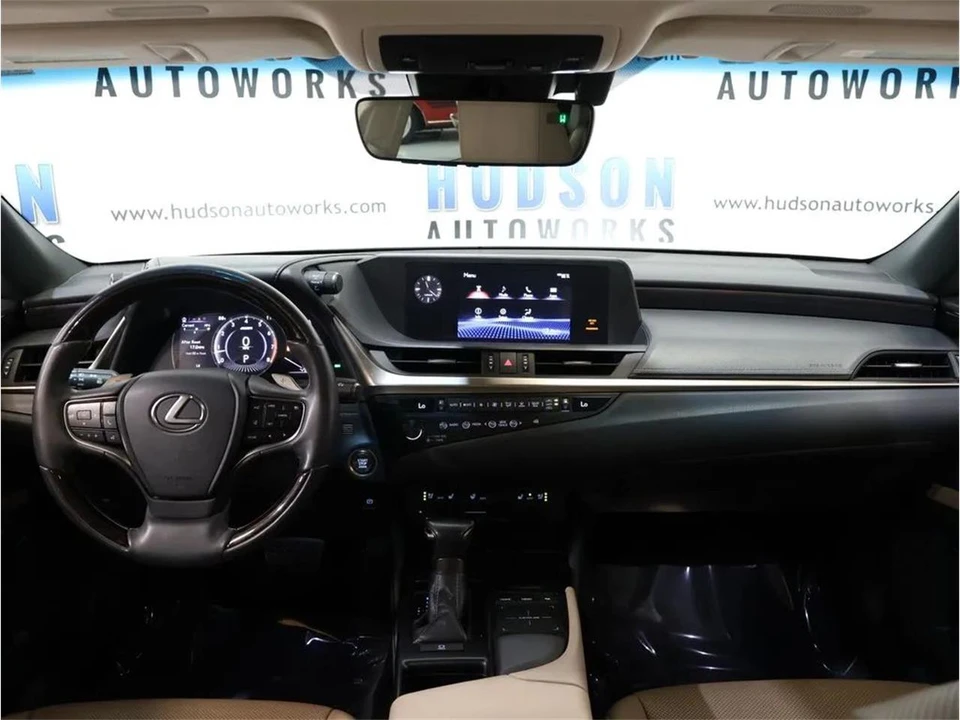 2019 Lexus ES 7th Gen - Image 25 of 31