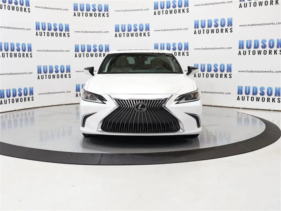 2019 Lexus ES 7th Gen - Image 9 of 31