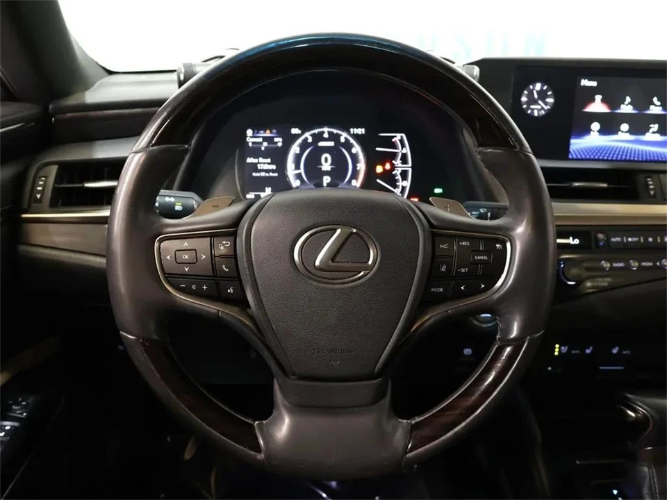 2019 Lexus ES 7th Gen - Image 17 of 31