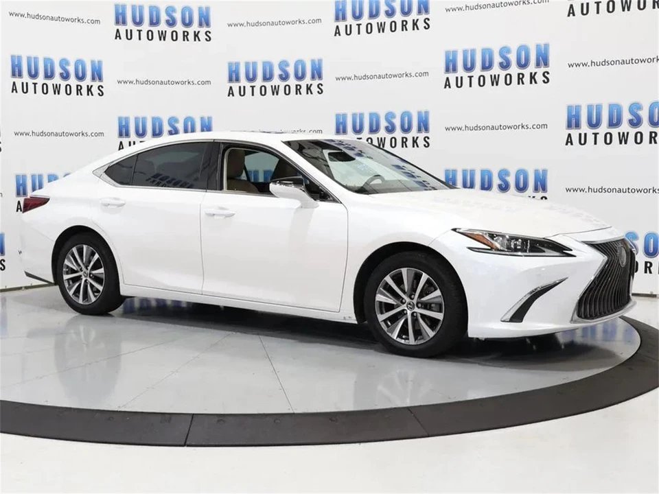2019 Lexus ES 7th Gen - Image 8 of 31