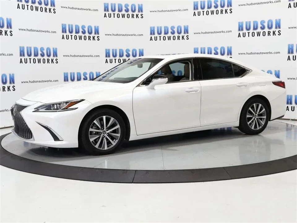 2019 Lexus ES 7th Gen - Image 2 of 31