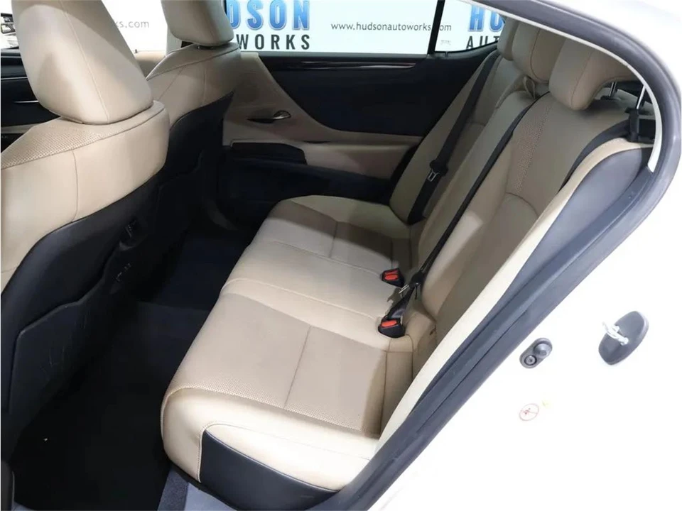 2019 Lexus ES 7th Gen - Image 26 of 31