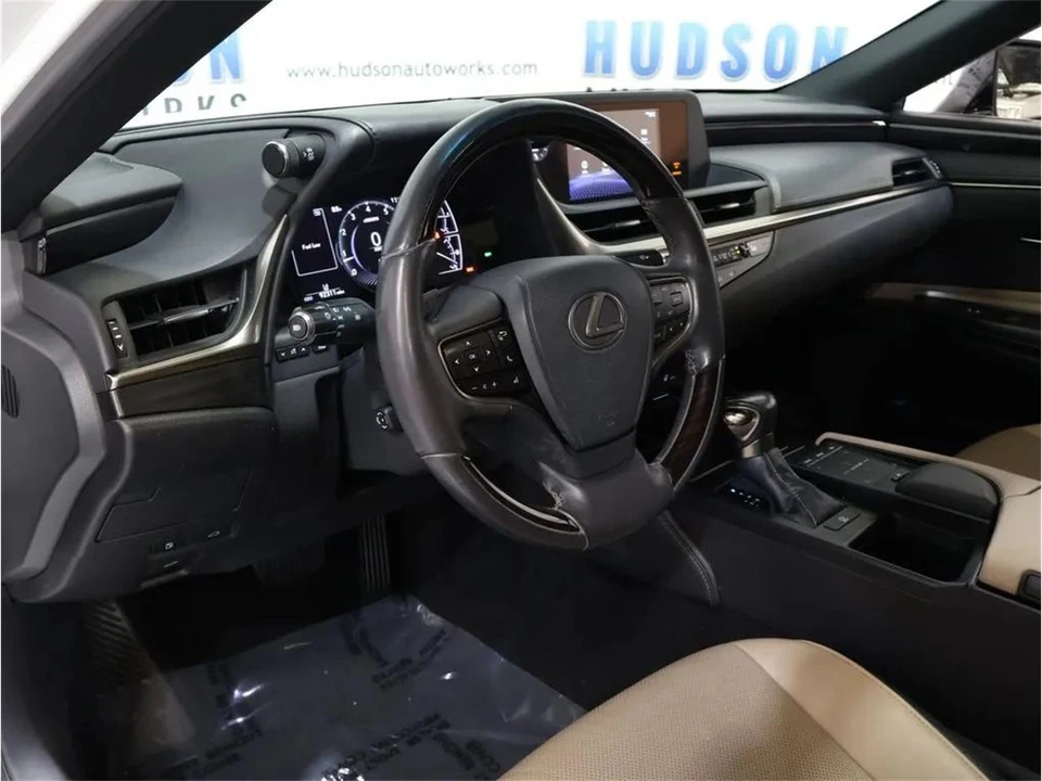 2019 Lexus ES 7th Gen - Image 12 of 31