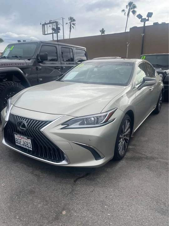 2019 Lexus ES 7th Gen - Image 2 of 3