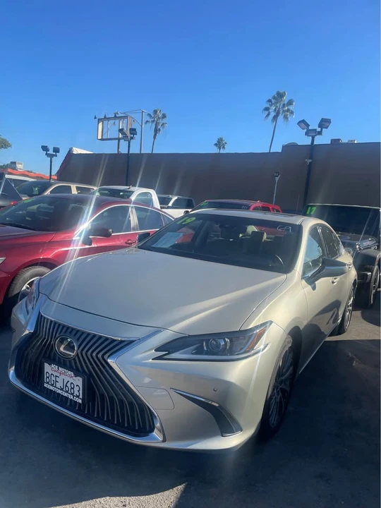 2019 Lexus ES 7th Gen - Image 2 of 3