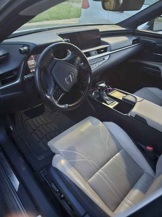 2019 Lexus ES 7th Gen - Image 4 of 12