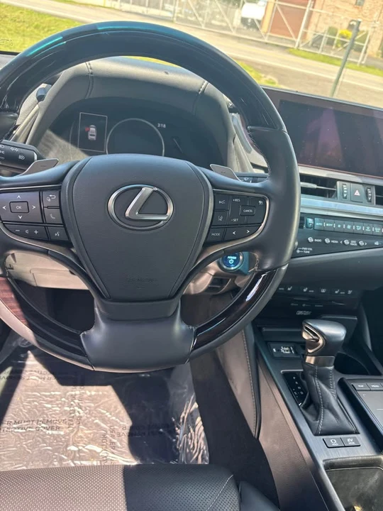 2019 Lexus ES 7th Gen - Image 7 of 9