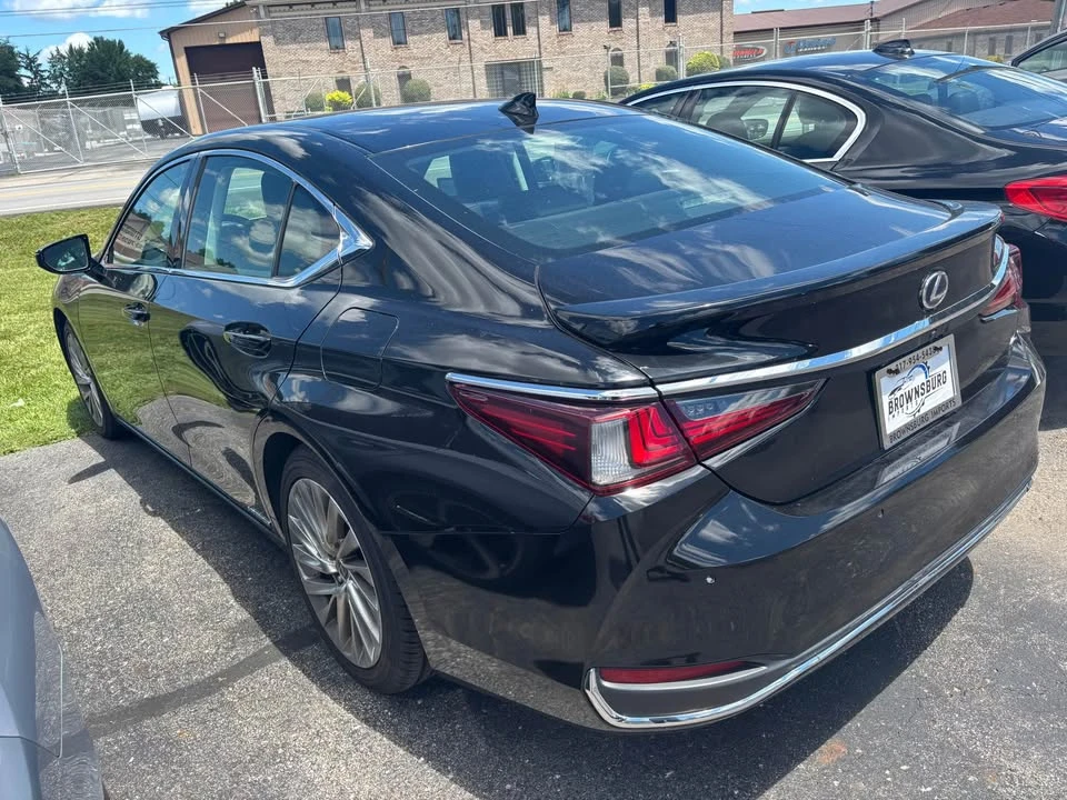 2019 Lexus ES 7th Gen - Image 5 of 9