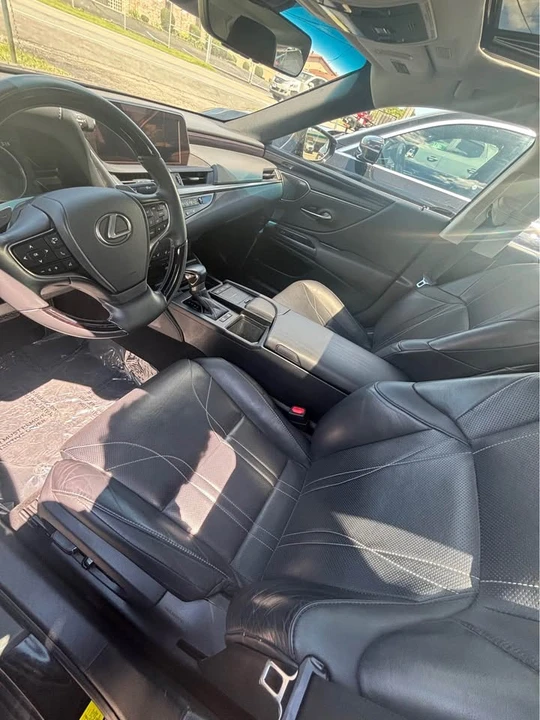 2019 Lexus ES 7th Gen - Image 8 of 9