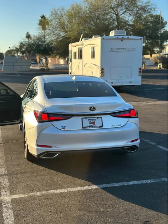2019 Lexus ES 7th Gen - Image 2 of 3