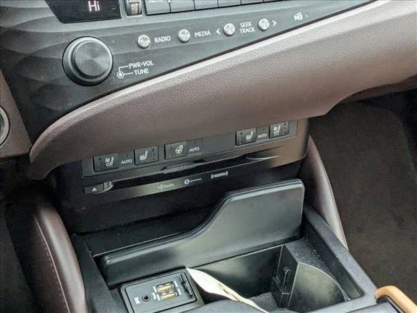 2019 Lexus ES 7th Gen - Image 14 of 21
