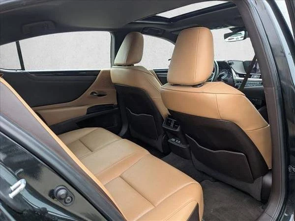 2019 Lexus ES 7th Gen - Image 20 of 21