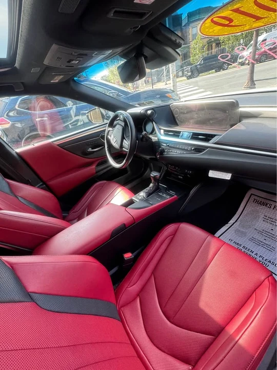 2019 Lexus ES 7th Gen - Image 9 of 15