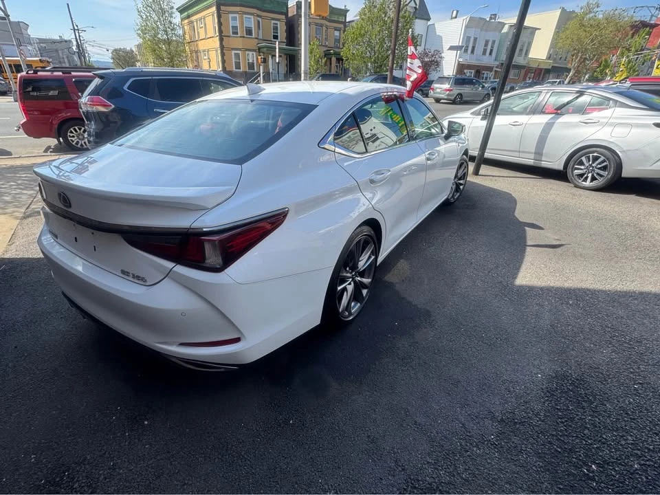 2019 Lexus ES 7th Gen - Image 4 of 15