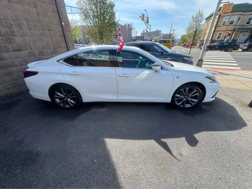 2019 Lexus ES 7th Gen - Image 3 of 15