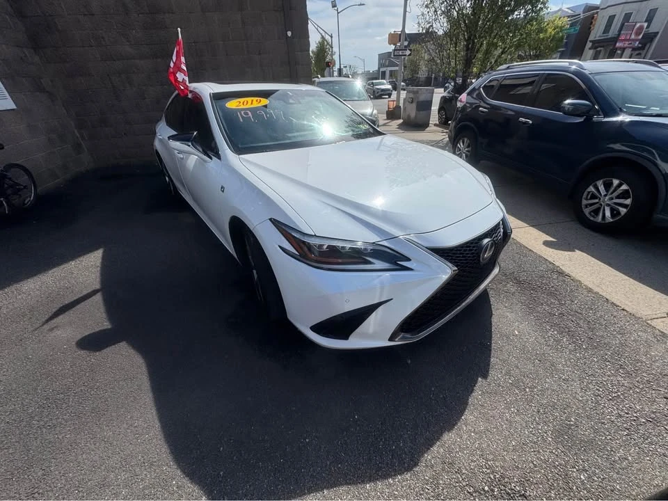 2019 Lexus ES 7th Gen - Image 2 of 15