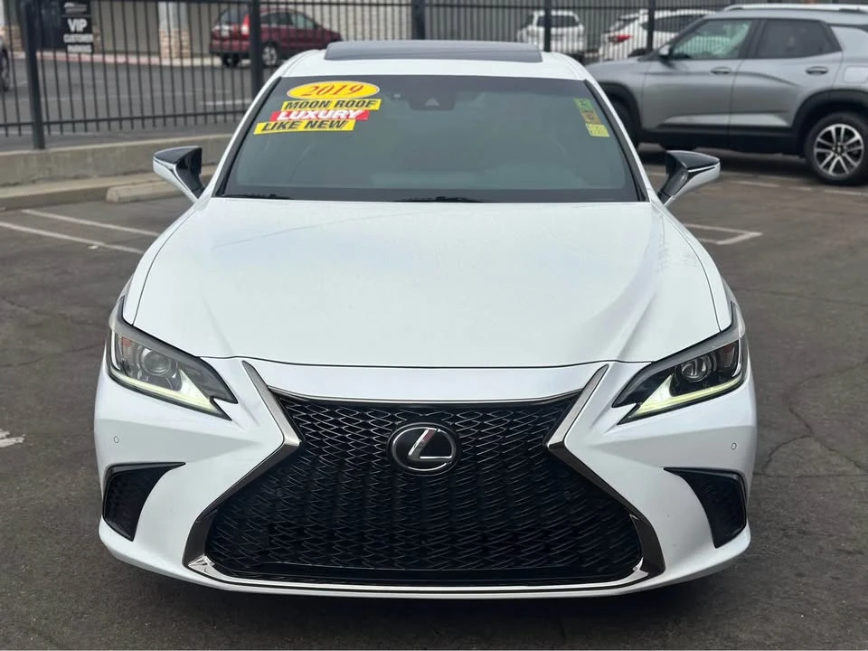 2019 Lexus ES 7th Gen - Image 2 of 10