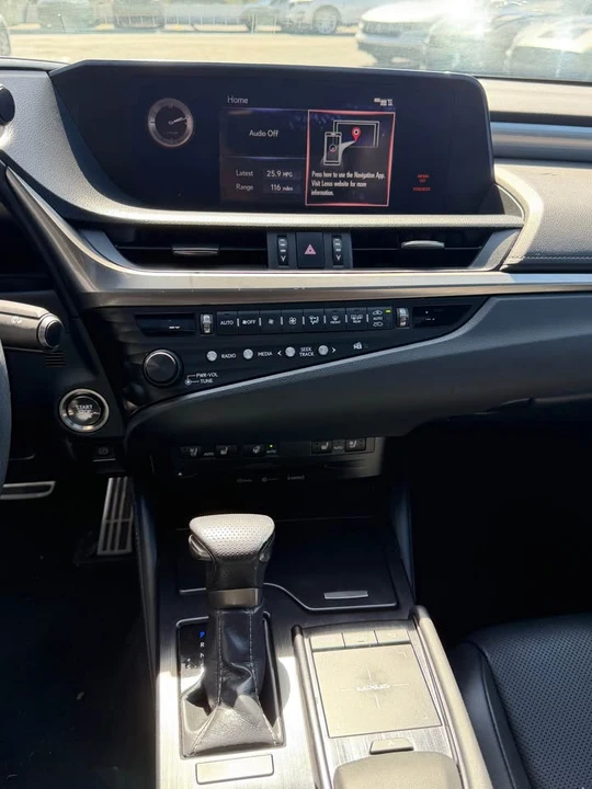 2019 Lexus ES 7th Gen - Image 10 of 13