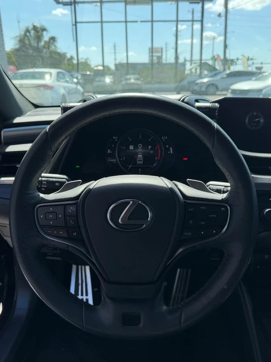 2019 Lexus ES 7th Gen - Image 9 of 13