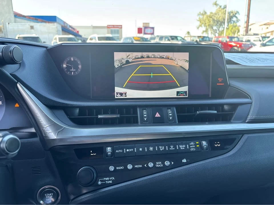 2019 Lexus ES 7th Gen - Image 13 of 18