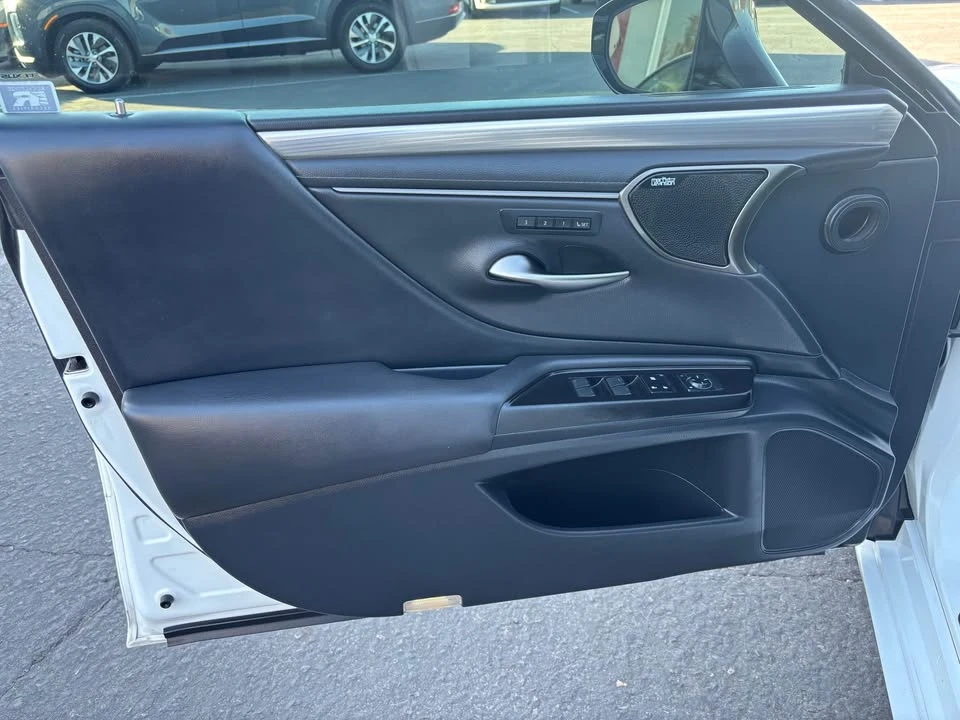 2019 Lexus ES 7th Gen - Image 11 of 18