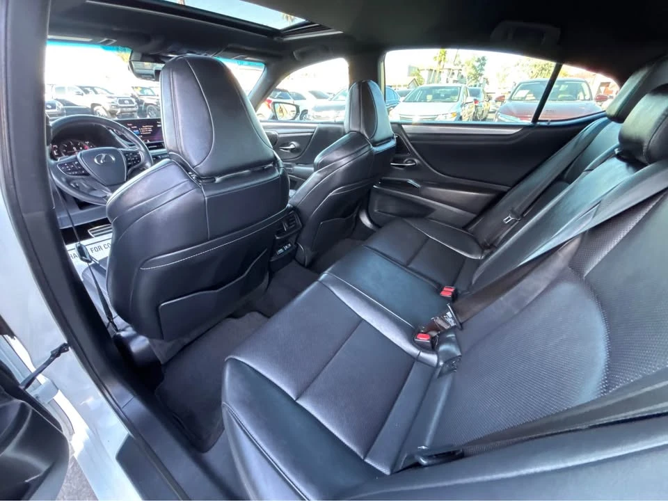 2019 Lexus ES 7th Gen - Image 16 of 18