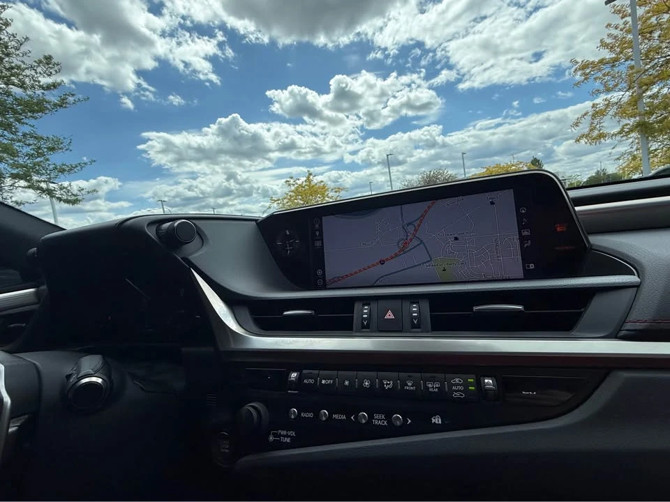 2019 Lexus ES 7th Gen - Image 11 of 12