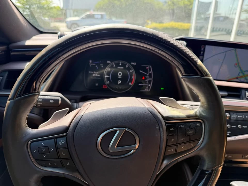 2019 Lexus ES 7th Gen - Image 12 of 13