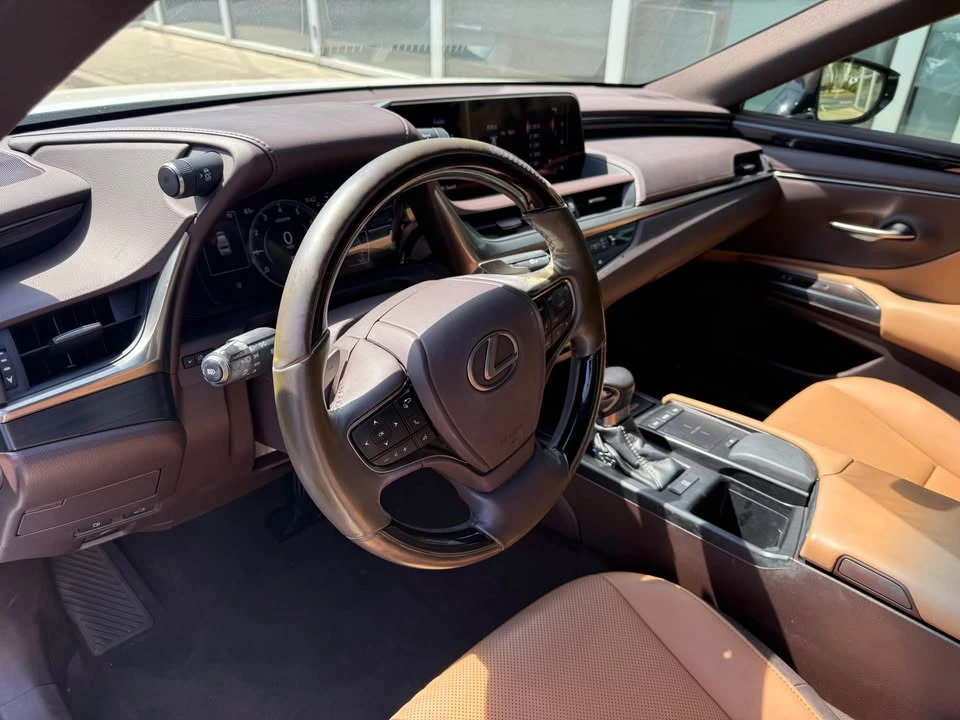2019 Lexus ES 7th Gen - Image 8 of 13