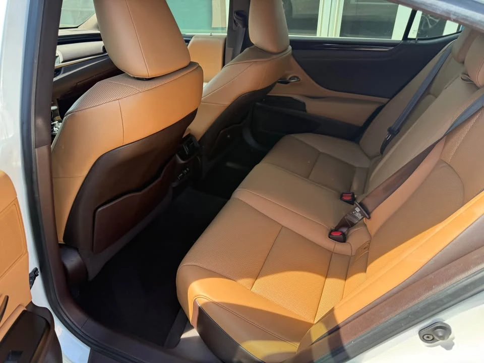 2019 Lexus ES 7th Gen - Image 9 of 13