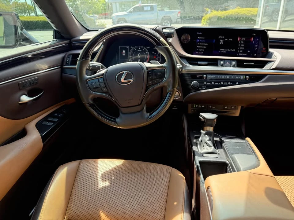 2019 Lexus ES 7th Gen - Image 10 of 13
