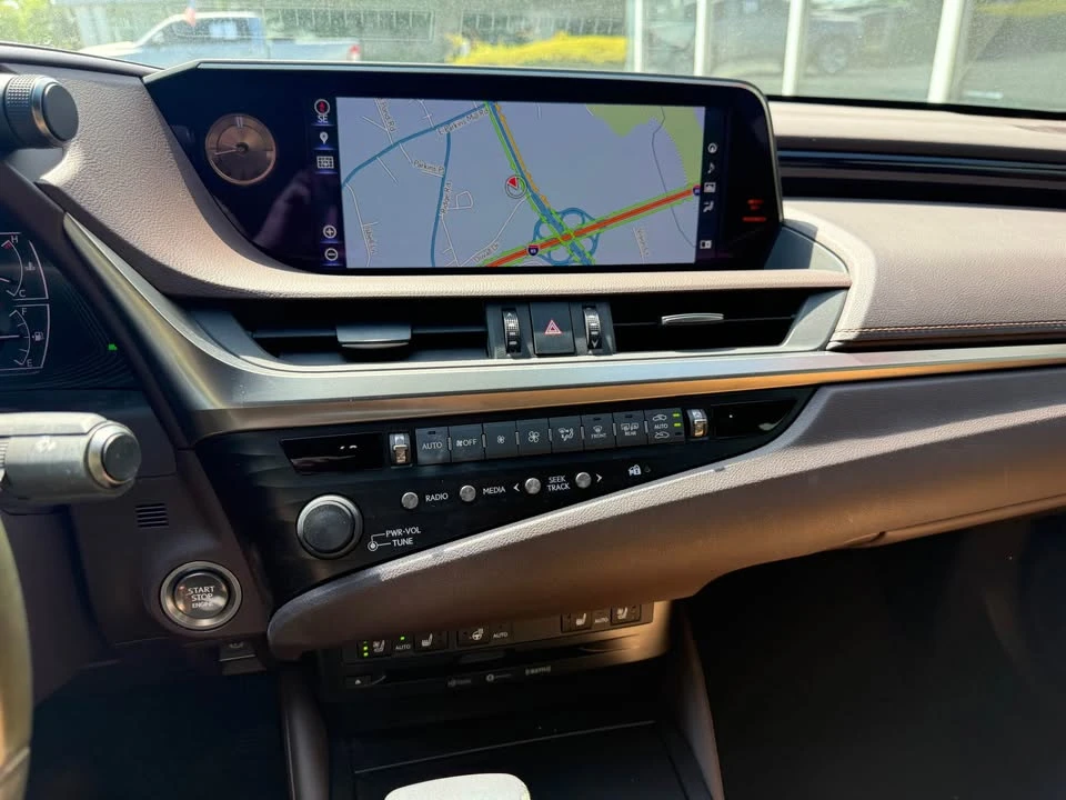 2019 Lexus ES 7th Gen - Image 11 of 13