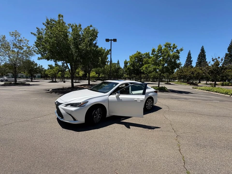 2019 Lexus ES 7th Gen - Image 2 of 13