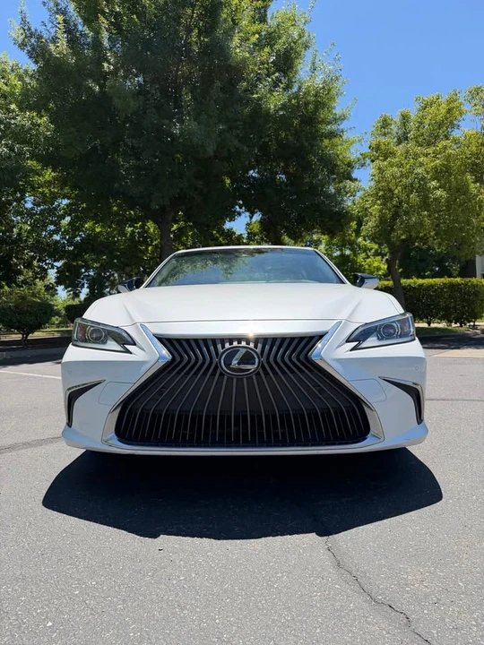 2019 Lexus ES 7th Gen - Image 9 of 13