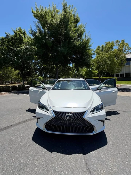 2019 Lexus ES 7th Gen - Image 11 of 13