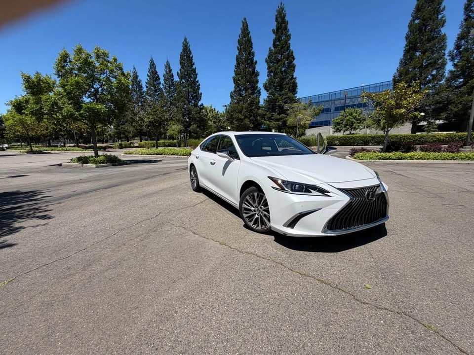2019 Lexus ES 7th Gen - Image 3 of 13
