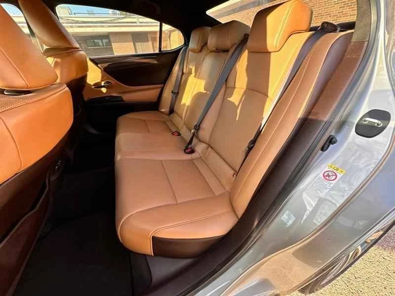 2019 Lexus ES 7th Gen - Image 8 of 11