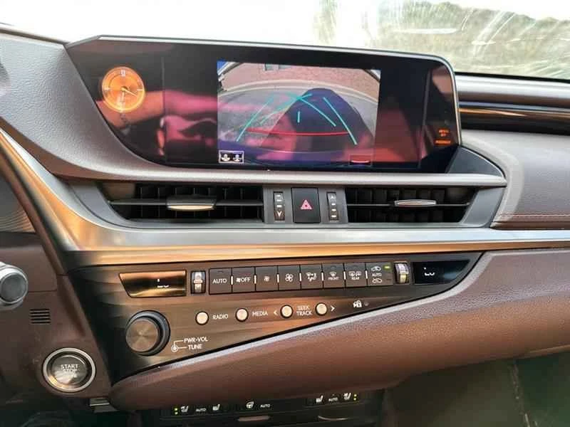 2019 Lexus ES 7th Gen - Image 11 of 11