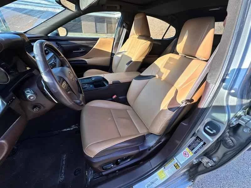2019 Lexus ES 7th Gen - Image 9 of 11