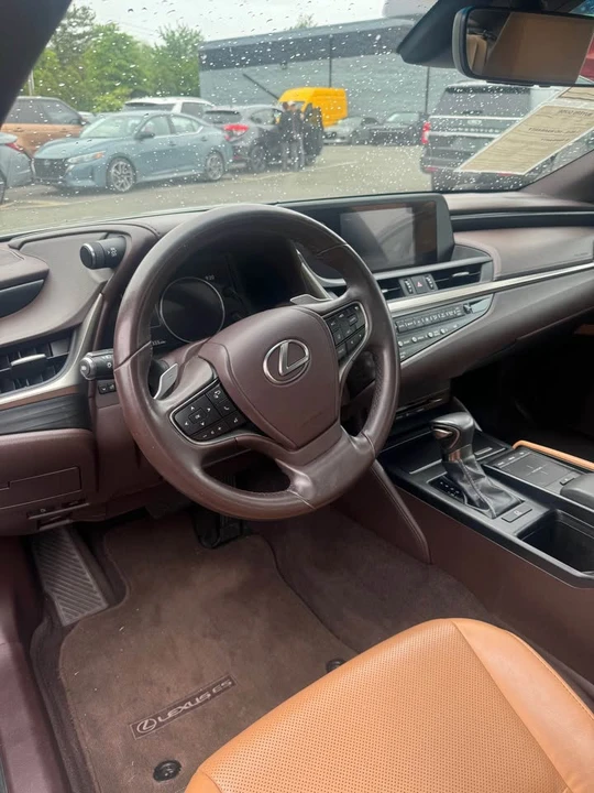 2019 Lexus ES 7th Gen - Image 2 of 4